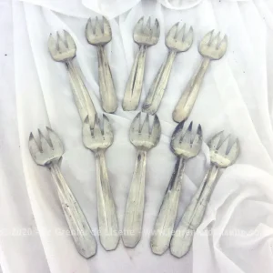 Lot de 10 fourchettes vintages métal argenté à dessert ou huitres