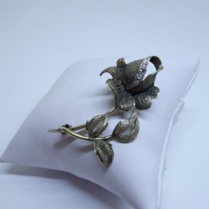 Broche vermeil brossé fleur et pierre blanche