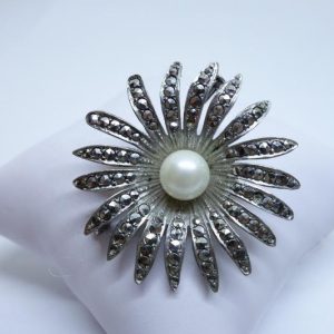 Broche argent grosse fleur pavage marcasites et perle de culture.