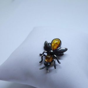 Broche argent mouche et ambre.