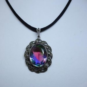 Pendentif argent pierre multicolore.