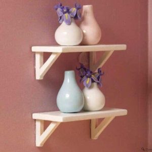 Etagères en bois peint