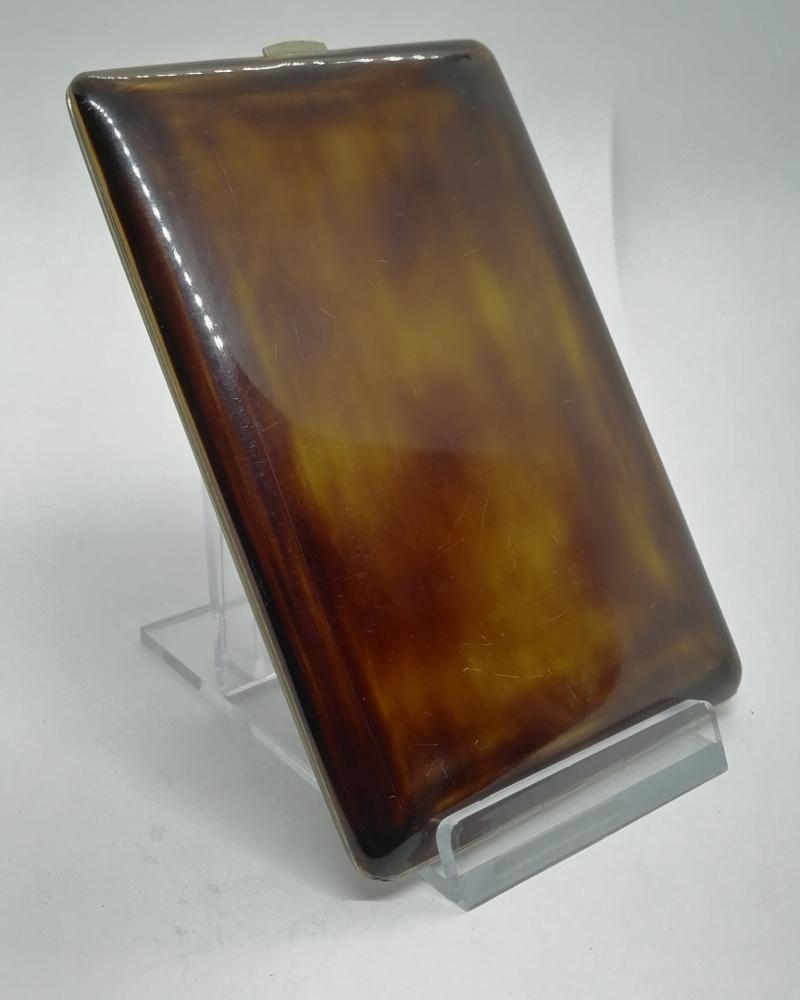 Boîte à cigarette en plaqué or, et façon laque, signée Kirby,Beard&Co, vers 1940. – Image 3