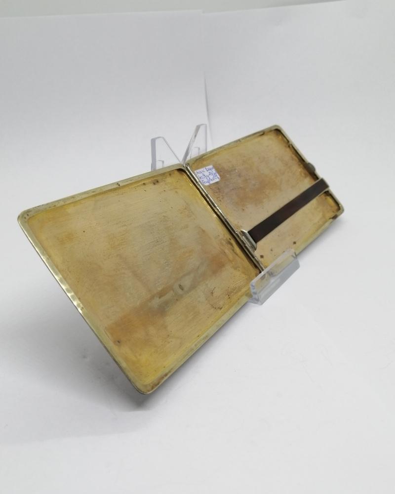 Boîte à cigarette en plaqué or, et façon laque, signée Kirby,Beard&Co, vers 1940. – Image 4