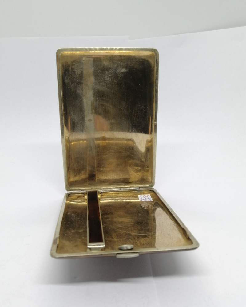 Boîte à cigarette en plaqué or, et façon laque, signée Kirby,Beard&Co, vers 1940. – Image 5