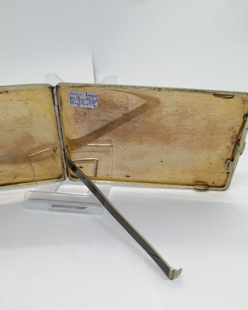 Boîte à cigarette en plaqué or, et façon laque, signée Kirby,Beard&Co, vers 1940. – Image 6