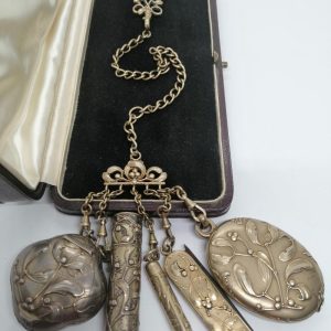Châtelaine en argent vermeil, décor de Gui, Art Nouveau, vers 1880-1900.