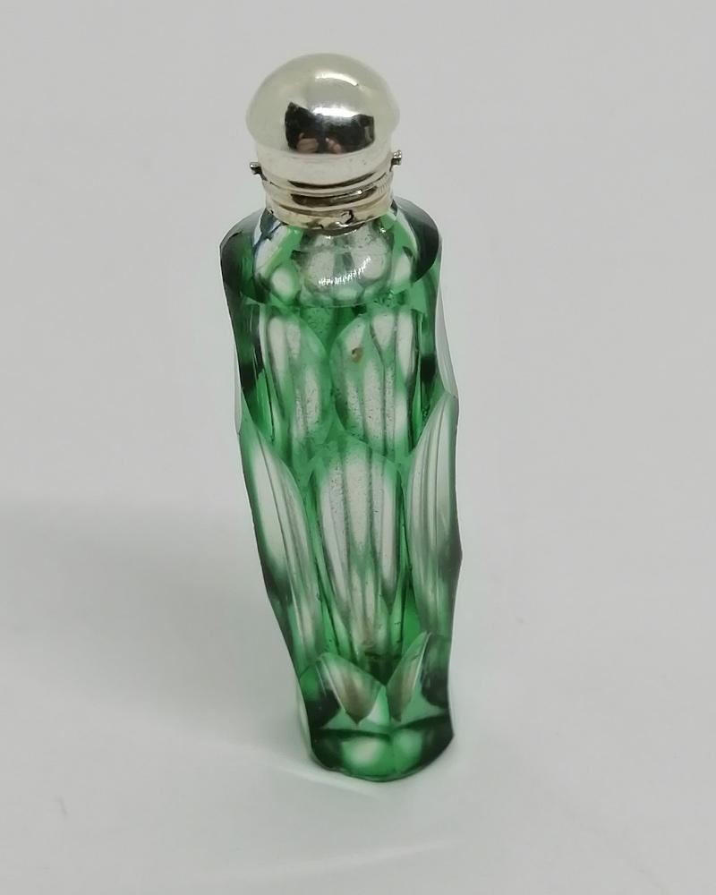Flacon à sels ou de pâmoison, petit et rare modèle de couleur vert, vers 1860. – Image 2