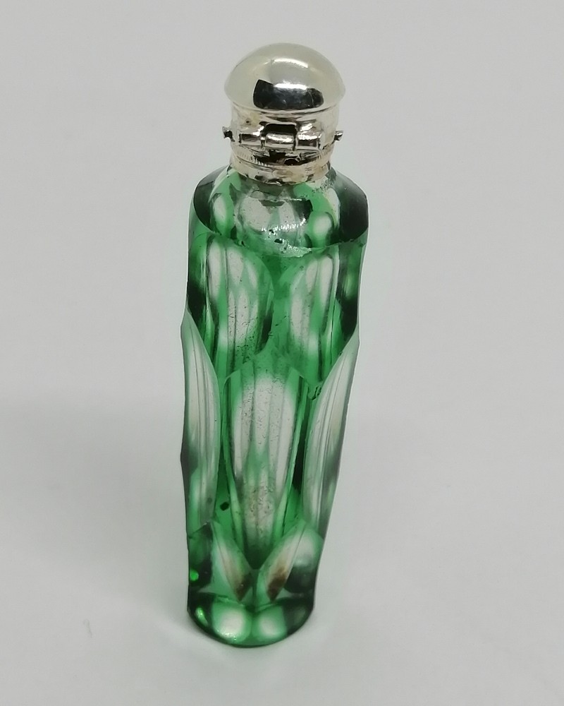 Flacon à sels ou de pâmoison, petit et rare modèle de couleur vert, vers 1860. – Image 3