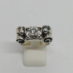 Bague argent, modèle typé Art Déco, ajourée, rouleaux façon parchemin et sertie d&rsquo;un zirconium.