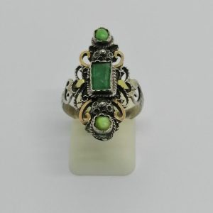 Bague argent, bicolore avec émeraude et turquoises, vers 1860-1880.