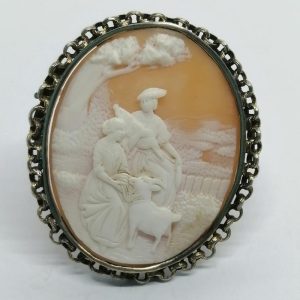 Broche argent/vermeil rosé, camée représentant une scène champêtre et romantique, vers 1900.