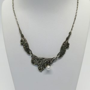 Collier argent, avec motifs feuillagés pavage marcasites et perle de culture, 1925-30.
