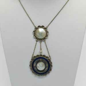Collier argent vermeil, avec pendants filigranés, perles mabé et émail bleu guilloché, vers 1900.