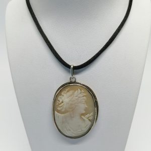 Pendentif argent, ovale avec camée coquillage, portrait de femme, 1900.