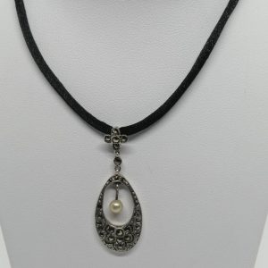 Pendentif argent, ajouré, pavage de marcasites et perle en pampille, vers 1925.