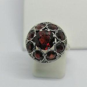 Bague argent, modèle dôme ajouré et sertie de grenats naturels, marcasites vers 1920-25.