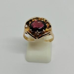 Bague en or rose, monture originale avec grenat à facettes, 1940-60.