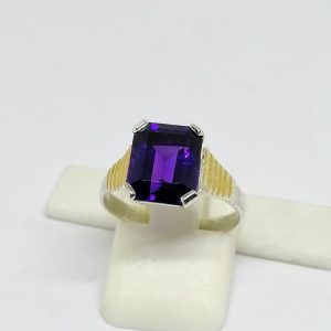 Bague argent, bicolore avec améthyste d&rsquo;une belle couleur particulière.