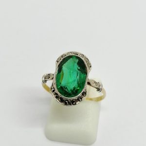 Bague en argent et or, de forme ovale avec émeraude de synthèse, marcasites, Français Art Déco.