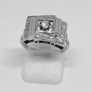 Bague or gris Art Déco , avec saphir blanc.