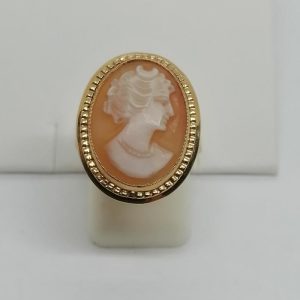 Bague en or, avec portrait de femme sur camée coquillage, vers 1940-50.