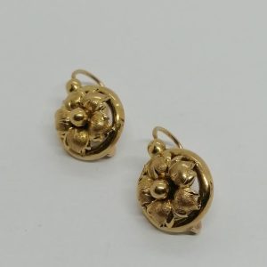 Boucles d&rsquo;oreilles en or, grosse dormeuse, fleur en repoussée, vers 1900-20.