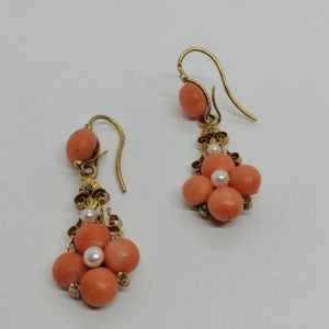 Boucles d&rsquo;oreilles en or, pendantes avec boules de corails, perles fines, roses de diamants, Napoléon III.