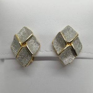 Boucles d&rsquo;oreilles clip laiton, travail brossé argenté, 1960-70.