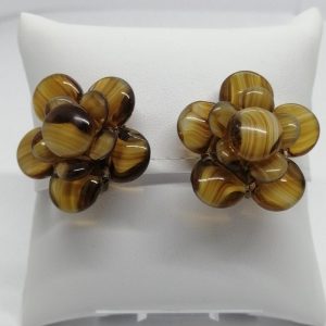 Boucles d&rsquo;oreilles clip, laiton, et pastilles de verre couleur caramel.