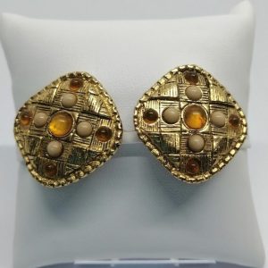 Boucles d&rsquo;oreilles, clip, forme coussin, façon tissus imprimé, 1970-80.