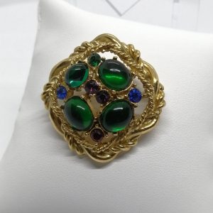 Broche, laiton ajouré, cabochon de verre et strass colorés, 1970-80.