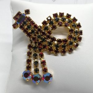 Broche laiton, pavage de strass rouge et noir et pampilles, 1930-40.
