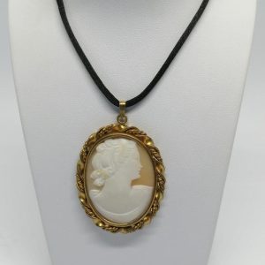 Pendentif, fil laiton jaune tourné, et camée coquillage, portrait, vers 1920.