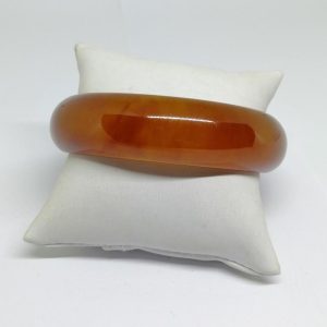 Bracelet demi-jonc, en bakélite couleur ambre.