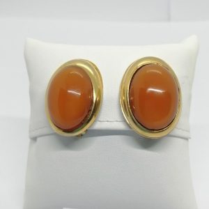 Boucles d&rsquo;oreilles, clip, ovale et cabochon de verre couleur cornaline, vers 1960-80.