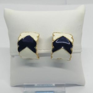 Boucles d&rsquo;oreilles , clip, avec émail bleu nuit et blanc, vers 1970-80.