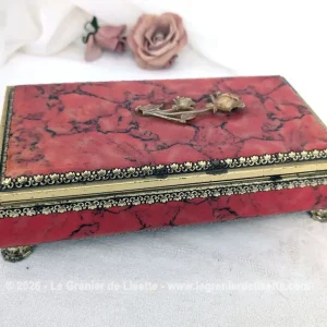 Ancienne boite métal décor rose relief pieds ouvragés