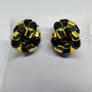 Boucles d&rsquo;oreilles noir et or.