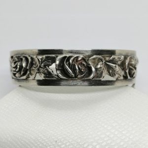 Bracelet argent, jonc ajouré et motifs de roses en relief, France Art Nouveau.