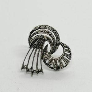 Broche en argent , forme style escargot et ajourée, marcasites .