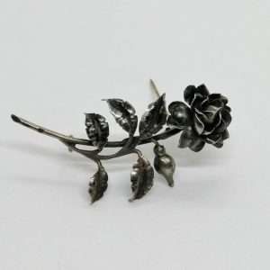 Broche argent , rose et son bouton, époque Art Nouveau.