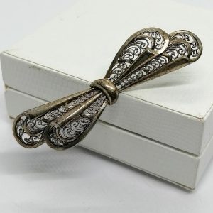 Broche argent, vermeil léger, travail de filigrané.