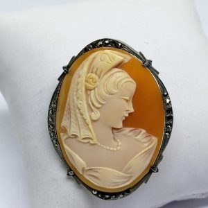 Broche/pendentif en argent, marcasites et camée coquillage.