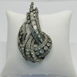 Broche de forme bombée et pavage de strass blanc, Art Déco vers 1930.
