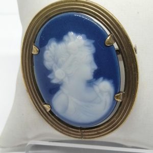 Broche porcelaine d&rsquo;art de Limoges, portrait de femme.
