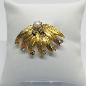 Broche en plaqué or, façon feuilles de palmier, strass et perle d&rsquo;imitation, vers 1940-50.