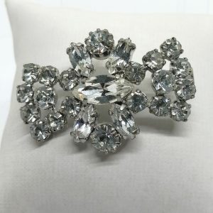 Broche métal blanc ajourée, et pavage de strass blanc