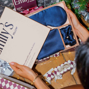 Emily’s Pillow – Coffret de Noël – Taie en soie, masque de sommeil, chouchou M – Bleu Nuit