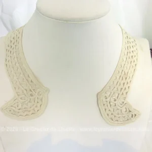 Ancien col avec retours dentelle au ruban ivoire